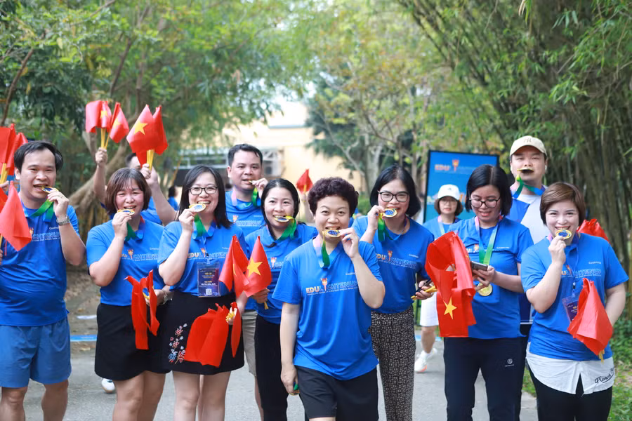 Các thầy cô cùng tham giải chạy với tinh thần hào hứng, nhiệt tình.