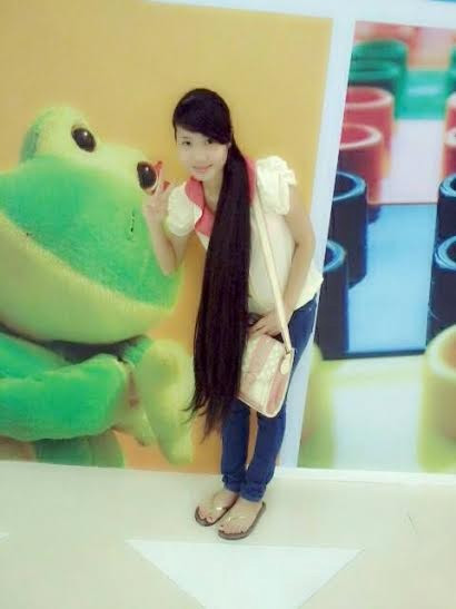 Hoa chia sẻ về kỷ niệm đáng nhớ với mái tóc: "Đó là hồi mình học THPT với chiếc xe đạp đi học. Đi xe đạp có khi mình quên để tóc lại phía trước mà để phía sau có lần tóc vào bánh xe mà may quá không sao. Khi lên đai học với mình khi đi học hay ra ngoài đi chơi với bạn bè mọi người xung quanh nhìn mình và trầm trồ khen ngợi. Có người lại lo ngại và khuyên mình nên cắt tóc đi vì thời này không ai để tóc dài vậy nữa, nhưng mình vẫn thích mái tóc này".