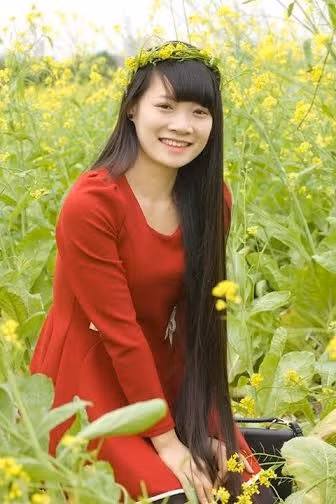Nhắc đến mái tóc của mình, Tân hào hứng chia sẻ: "Để nuôi dưỡng một mái tóc dài cũng không hẳn là quá khó khăn, chỉ cần chú ý tới là được. Cái răng cái tóc là góc con người nên mình muốn chăm sóc mái tóc mỗi khi có thể. Mình để tóc dài như vậy vì mình thấy điều này rất phù hợp với bản thân nói riêng và con gái Việt Nam nói chung nữa".