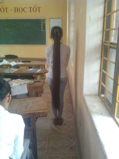 Về mái tóc dài đến gần mắt cá chân của mình, Giang chia sẻ: “Mình đã nuôi tóc được 8 năm rồi, từ hồi cuối lớp 4 mẹ bảo mình nuôi tóc dài cho giống con gái chứ trước đó mình toàn để tóc “Mỹ Linh” đấy. Mọi người cứ hỏi sao để tóc dài làm gì cho vướng mà mình vẫn thích. Bật mí là từ bé đến giờ mình chưa bao giờ phải ra hàng cắt tóc đâu nhé. Vì toàn mẹ cắt cho đường cơ bản thôi. Lúc trước mình đi học vì lạ nước nên bị rụng tóc suốt, mình thấy các chị tóc ngắn đẹp mình cũng thích lắm. Mình còn định cắt cơ mà gia đình không cho vì mẹ bảo thời buổi này hiếm có tóc dài như mình lắm nên mình lại quyết định để tóc dài đấy”.