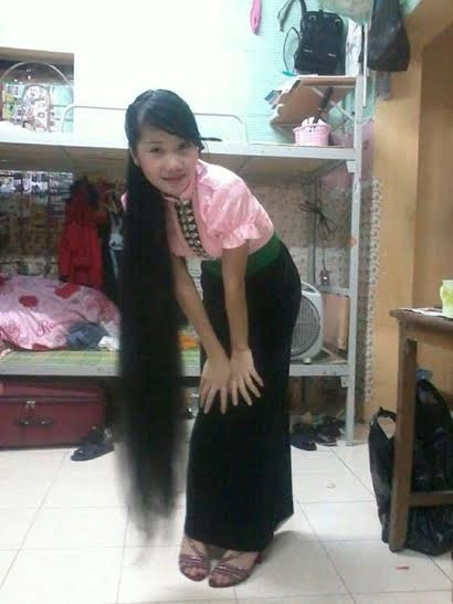 Cô gái sinh năm 1995 Bùi Thị Hoa đến từ Thanh Hóa cũng là một trong những nữ sinh xinh đẹp sở hữu suối tóc đẹp tự nhiên. Hoa đang là sinh viên năm thứ 2 khoa Quản lý kinh tế Học viện Báo chí và Tuyên truyền với mơ ước trở thành nhà báo trong tương lai