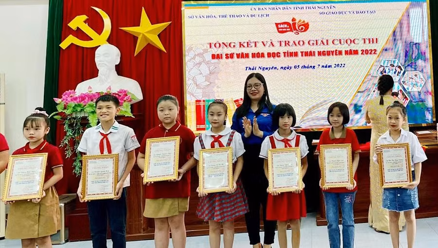 Ban tổ chức trao giải thưởng cho 72 thí sinh đạt giải.