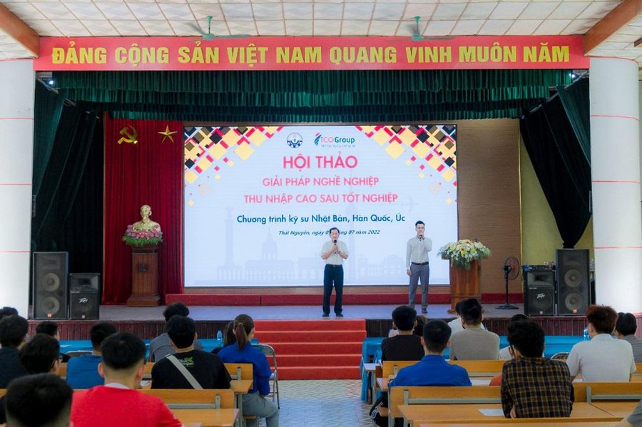 ông Yamamoto đại diện của công ty Himetech Nhật Bản giao lưu, chia sẻ cùng các bạn sinh viên