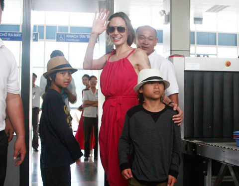 Angelina Jolie không giữ lời hứa đưa Pax Thiên trở về thăm Việt Nam ảnh 3 Angelina Jolie không giữ lời hứa đưa Pax Thiên trở về thăm Việt Nam ảnh 3