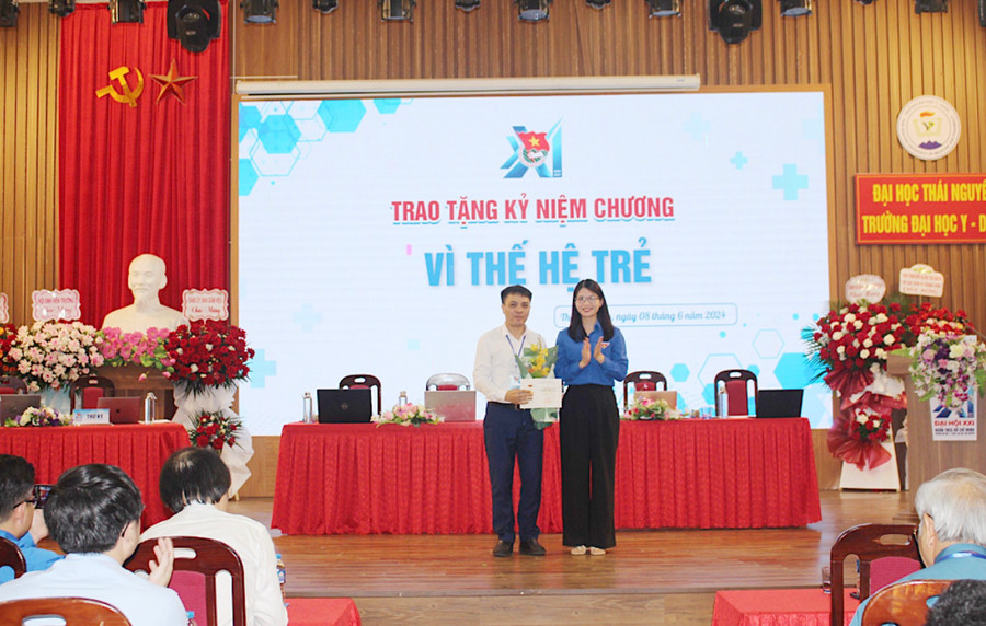 Trung ương Đoàn TNCS HCM trao tặng kỷ niệm chương vì thế hệ trẻ cho nguyên Bí thư Đoàn TNCS HCM trường Đại học Y - Dược.