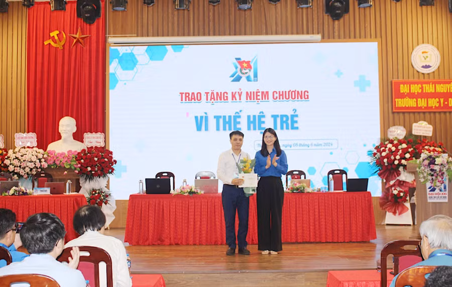 Trung ương Đoàn TNCS HCM trao tặng kỷ niệm chương vì thế hệ trẻ cho nguyên Bí thư Đoàn TNCS HCM trường Đại học Y - Dược. Trung ương Đoàn TNCS HCM trao tặng kỷ niệm chương vì thế hệ trẻ cho nguyên Bí thư Đoàn TNCS HCM trường Đại học Y - Dược.