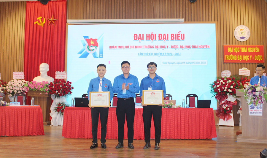 Đại học Thái Nguyên khen thưởng cho tập thể có thành tích tiêu biểu trong công tác đoàn và phong trào thanh niên.