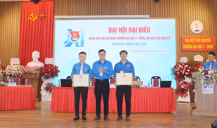 Đại học Thái Nguyên khen thưởng cho tập thể có thành tích tiêu biểu trong công tác đoàn và phong trào thanh niên. Đại học Thái Nguyên khen thưởng cho tập thể có thành tích tiêu biểu trong công tác đoàn và phong trào thanh niên.