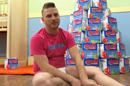 John đóng bỉm suốt ngày trong 14 năm qua. Ảnh: eveyo.