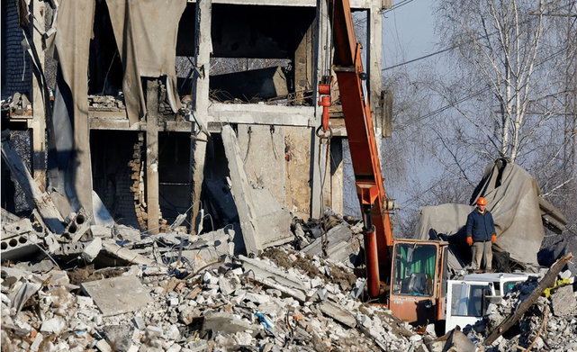 Binh sĩ Nga dùng điện thoại đã tự bộc lộ vị trí trú quân của mình tại tòa nhà của trường dạy nghề ở Makeevka