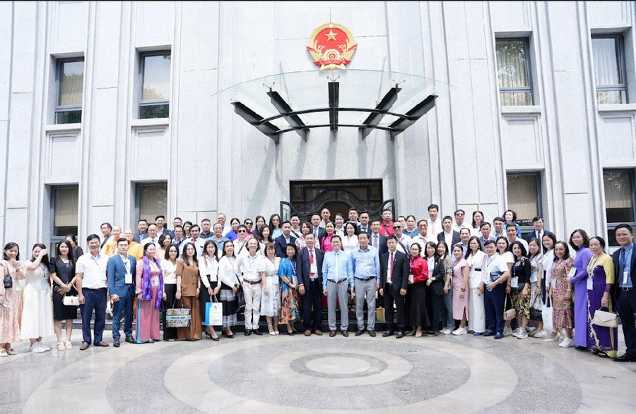 Đoàn làm việc tại trụ sở Đại sứ quán Việt Nam tại Ấn Độ.