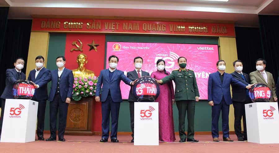 Các đại biểu nhấn nút khai chương 5G tại Thái Nguyên