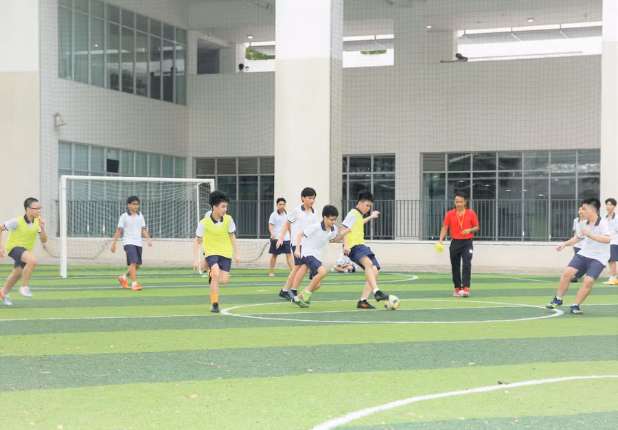 Học sinh Trường THCS và THPT Đinh Thiện Lý chơi thể thao.