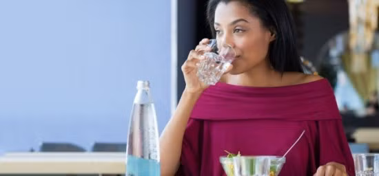 Lý do không nên uống nước ngay sau khi ăn ảnh 1