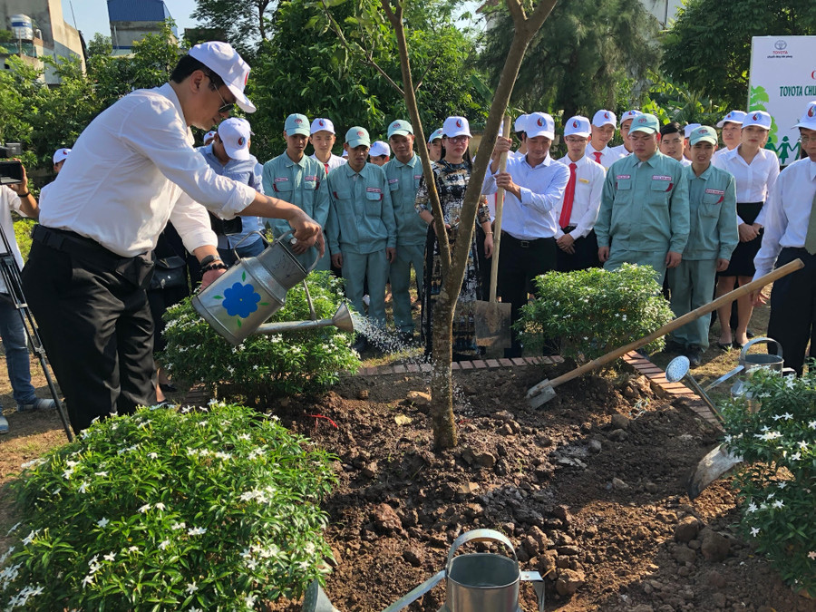 Năm 2018, chương trình Toyota chung tay xanh hóa học đường sẽ tiếp tục trồng gần 1.500 cây tại 12 trường Tiểu học và THCS của 6 tỉnh, thành phố trên cả nước Năm 2018, chương trình Toyota chung tay xanh hóa học đường sẽ tiếp tục trồng gần 1.500 cây tại 12 trường Tiểu học và THCS của 6 tỉnh, thành phố trên cả nước