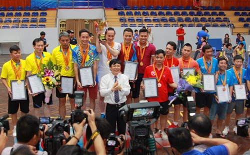 Ban tổ chức trao giải đồng đội nam Ban tổ chức trao giải đồng đội nam