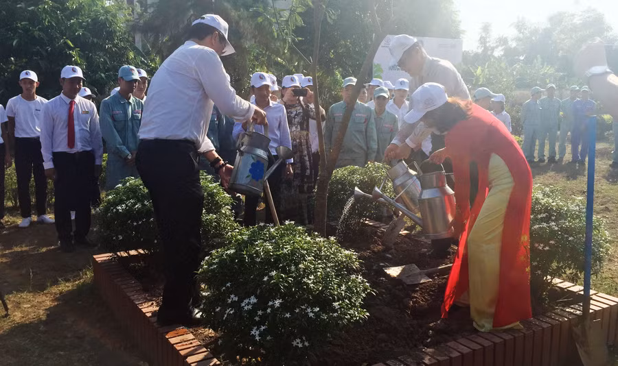 Các đại biểu trồng cây lưu niệm tại Lễ phát động chương trình “Toyota chung tay xanh hóa học đường”