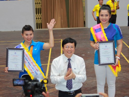 Nhà báo Hồ Quang Lợi trao giải cho Hoa khôi và Á khôi của giải bóng bàn lần thứ XII năm 2018 Nhà báo Hồ Quang Lợi trao giải cho Hoa khôi và Á khôi của giải bóng bàn lần thứ XII năm 2018