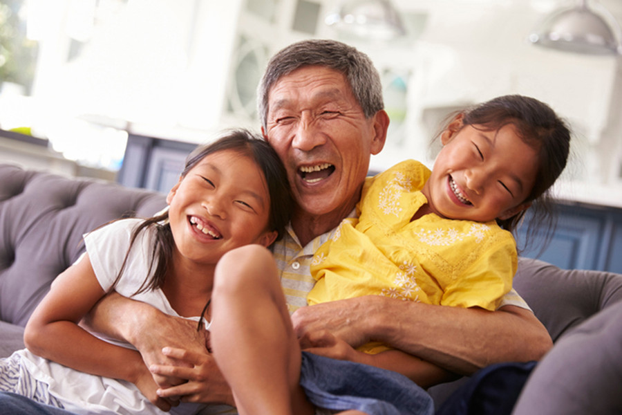 Hãy cố gắng tận hưởng thời gian rảnh rỗi với con cháu. (Ảnh: ITN). Hãy cố gắng tận hưởng thời gian rảnh rỗi với con cháu. (Ảnh: ITN).