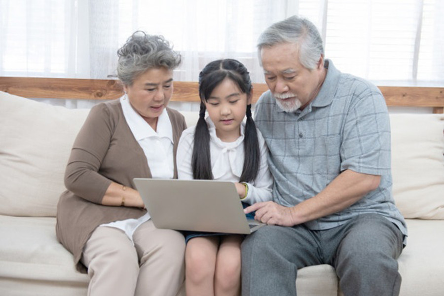 Nếu bạn quan tâm đến điều gì đó mà cháu đam mê, chẳng hạn như trò chơi điện tử hoặc một bộ sách thiếu nhi, chúng cũng sẽ vui vẻ chia sẻ lĩnh vực kiến thức đặc biệt của mình. (Ảnh: ITN). Nếu bạn quan tâm đến điều gì đó mà cháu đam mê, chẳng hạn như trò chơi điện tử hoặc một bộ sách thiếu nhi, chúng cũng sẽ vui vẻ chia sẻ lĩnh vực kiến thức đặc biệt của mình. (Ảnh: ITN).