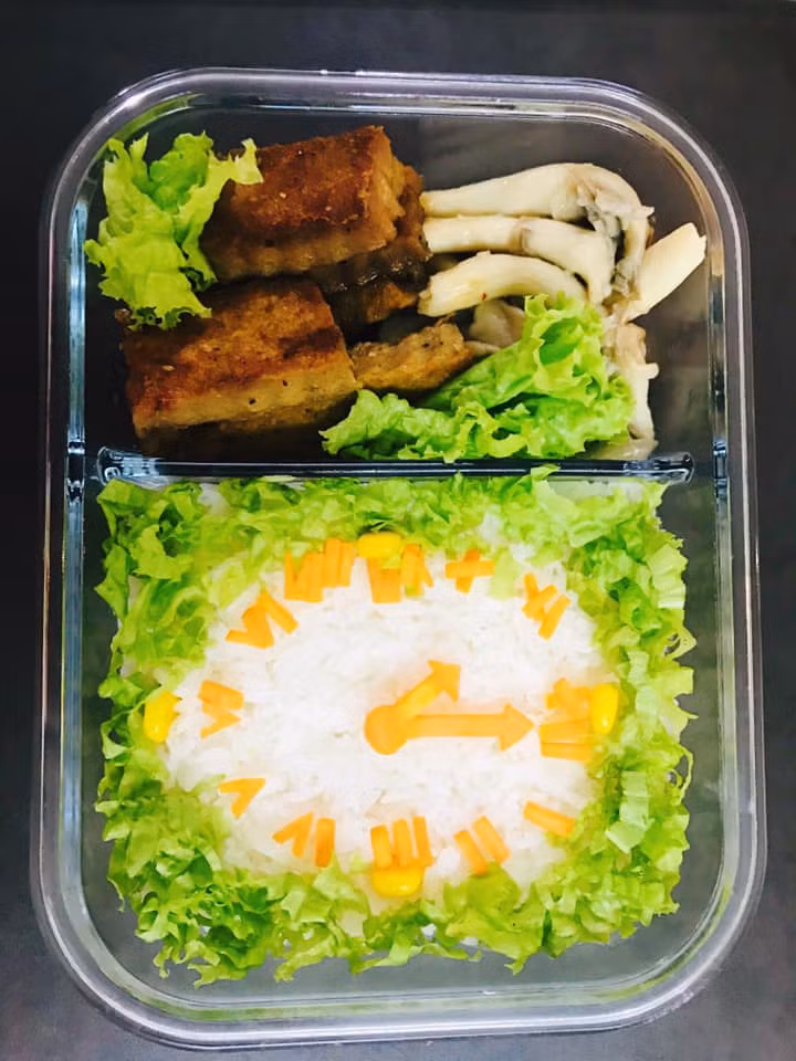 Những hộp cơm trưa của chị Thuy Sy vẫn đang nhận được sự thích thú của rất nhiều cư dân mạng.