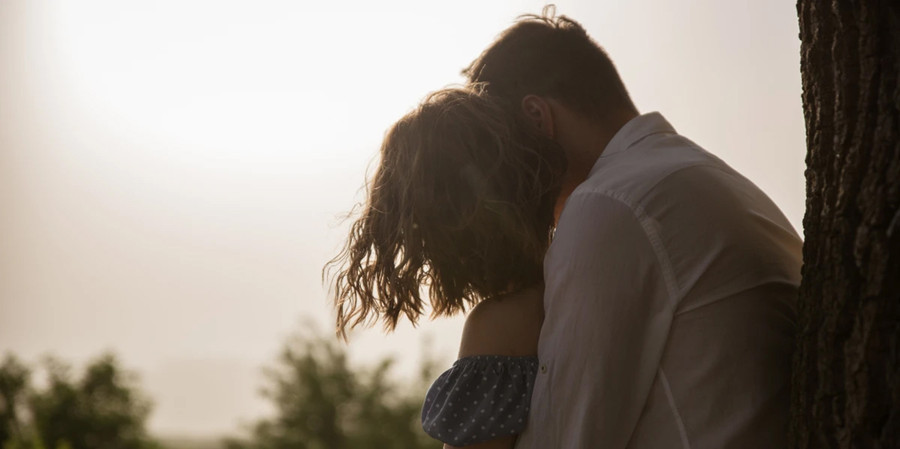 Hãy làm anh ấy ngạc nhiên bằng một cử chỉ tinh nghịch và ngọt ngào. (Ảnh: ITN). Hãy làm anh ấy ngạc nhiên bằng một cử chỉ tinh nghịch và ngọt ngào. (Ảnh: ITN).