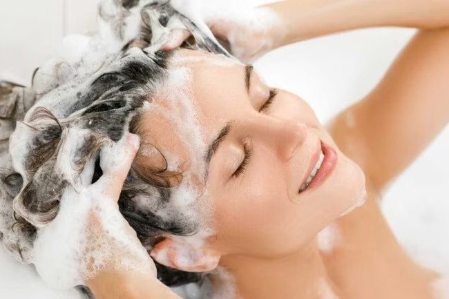 Không phải tất cả các kết cấu tóc đều có thể chịu được thói quen gội hàng ngày. (Ảnh: ITN)