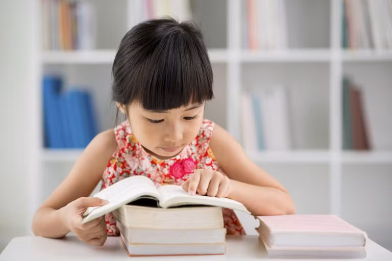 Tạo cơ hội cho trẻ thực hiện mục tiêu từng ngày một có thể mang lại sự thay đổi hiệu quả và giúp trẻ hứng thú hơn với quá trình học tập. (Ảnh: ITN).