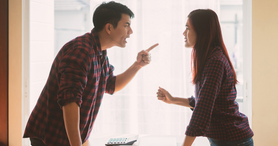 Không nên tiếp tục mối quan hệ khi đối phương cố gắng kiểm soát và cô lập bạn. (Ảnh: ITN).