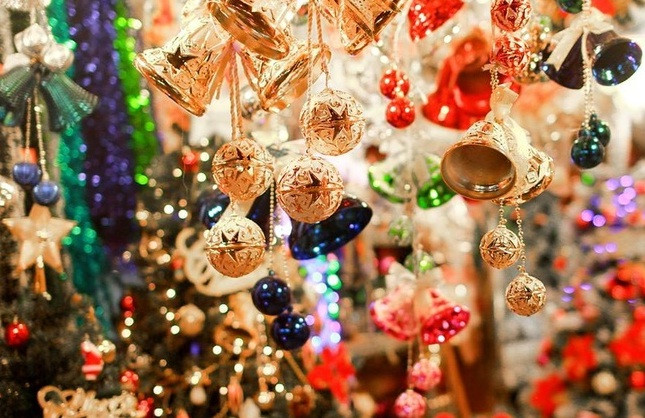 Các sản phẩm trang trí Noel được bày bán lung linh và trang hoàng khắp tuyến phố Hàng Mã Các sản phẩm trang trí Noel được bày bán lung linh và trang hoàng khắp tuyến phố Hàng Mã