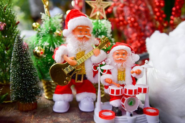 Những ngày này, nhiều người có sở thích rủ bạn bè, gia đình, người thân hay dắt trẻ nhỏ đến nơi đây để ngắm nhìn đủ mọi mặt hàng được bày bán và tìm mua một món quà đáng yêu để cảm nhận một mùa Giáng sinh an lành đang đến rất gần. Những ngày này, nhiều người có sở thích rủ bạn bè, gia đình, người thân hay dắt trẻ nhỏ đến nơi đây để ngắm nhìn đủ mọi mặt hàng được bày bán và tìm mua một món quà đáng yêu để cảm nhận một mùa Giáng sinh an lành đang đến rất gần.
