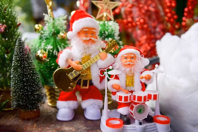 Những ngày này, nhiều người có sở thích rủ bạn bè, gia đình, người thân hay dắt trẻ nhỏ đến nơi đây để ngắm nhìn đủ mọi mặt hàng được bày bán và tìm mua một món quà đáng yêu để cảm nhận một mùa Giáng sinh an lành đang đến rất gần.