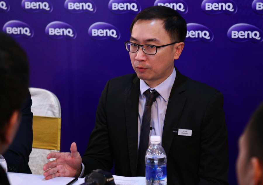 Ông Eason Lu trao đổi với báo chí trong buổi lễ ra mắt sản phẩm của Tập đoàn.