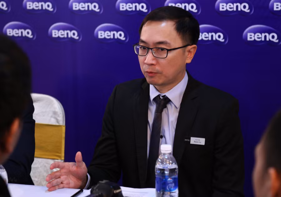 Ông Eason Lu trao đổi với báo chí trong buổi lễ ra mắt sản phẩm của Tập đoàn.