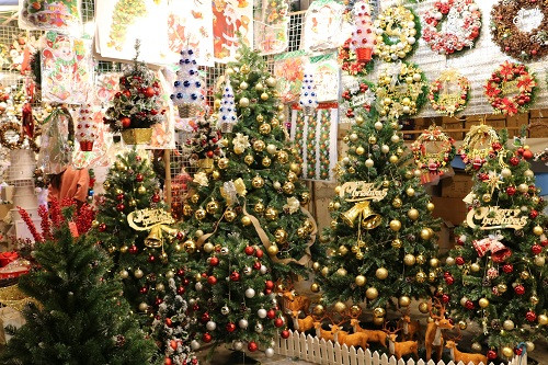 Những cây thông, vòng nguyệt quế, ông già Noel, tuần lộc, người tuyết... là thứ không thể thiếu để làm lên không khí Noel. Những cây thông, vòng nguyệt quế, ông già Noel, tuần lộc, người tuyết... là thứ không thể thiếu để làm lên không khí Noel.