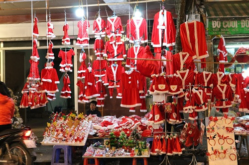Những bộ quần áo Ông già Noel luôn là món quà mà các em nhỏ yêu thích nhất Những bộ quần áo Ông già Noel luôn là món quà mà các em nhỏ yêu thích nhất