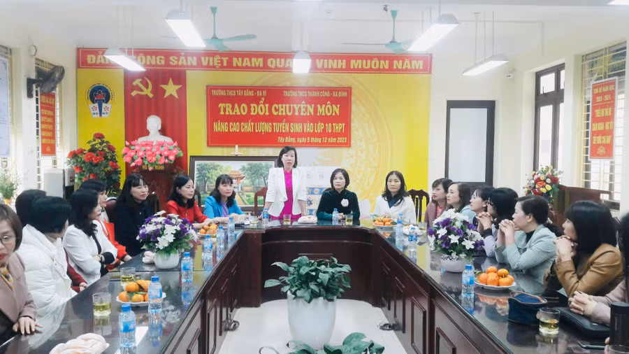 Cô Đặng Thúy Hà - Hiệu trưởng Trường THCS Tây Đằng (Ba Vì) nêu một số ý kiến tại buổi trao đổi chuyên môn với Trường THCS Thành Công, quận Ba Đình.