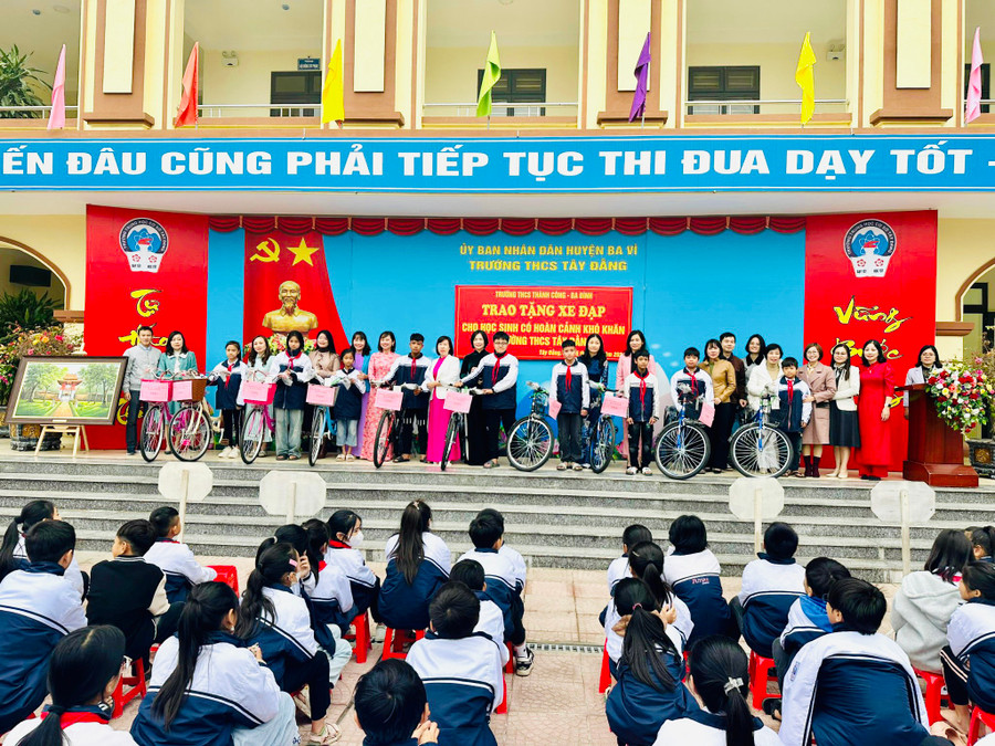 Trường THCS Thành Công đã trao tặng 10 chiếc xe đạp trị giá 16.000.000 đồng cho 10 học sinh có hoàn cảnh khó khăn của Trường THCS Tây Đằng.