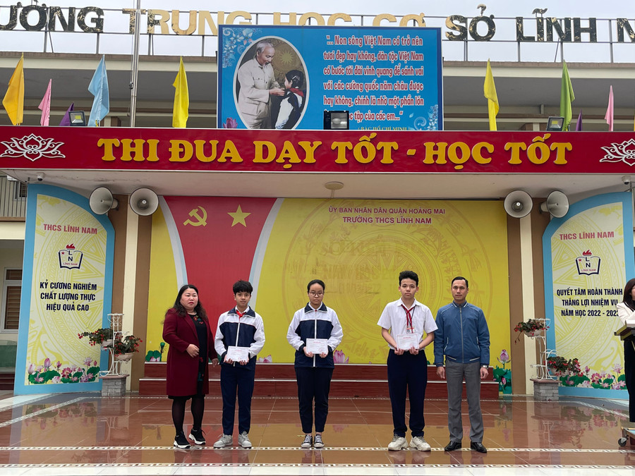 Trường THCS Lĩnh Nam tuyên dương các em đạt giải cấp thành phố. Trường THCS Lĩnh Nam tuyên dương các em đạt giải cấp thành phố.