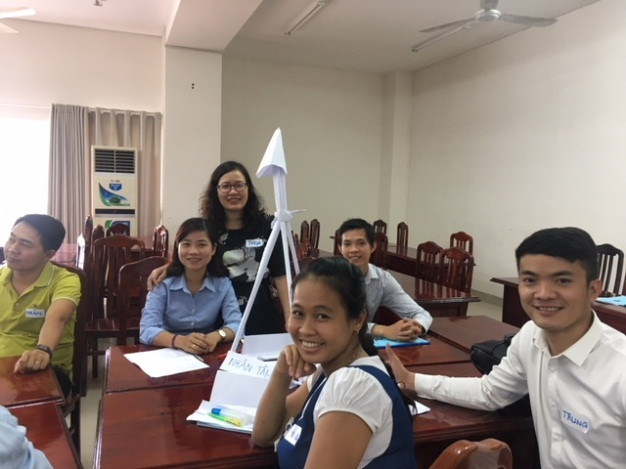 Thầy cô là bí thư, phó bí thư đoàn thanh niên các trường THPT thực hành bài tập xây tháp và trình bày dự án của nhóm tại lớp học đổi mới sáng tạo và khởi nghiệp Thầy cô là bí thư, phó bí thư đoàn thanh niên các trường THPT thực hành bài tập xây tháp và trình bày dự án của nhóm tại lớp học đổi mới sáng tạo và khởi nghiệp