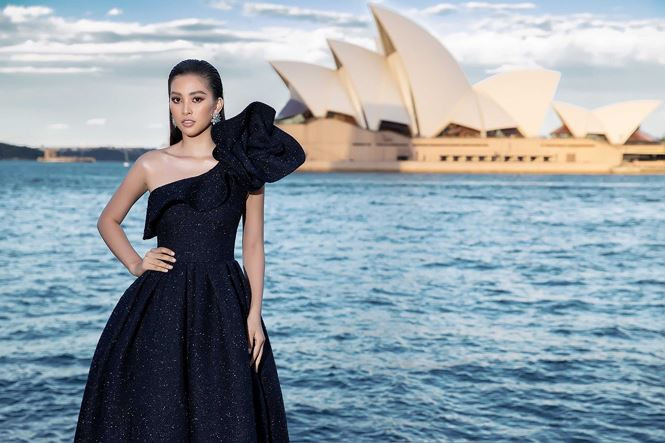 Hoa hậu Việt Nam 2018 Trần Tiểu Vy cũng xuất hiện tại sự kiện này. Cô tỏa sáng với chiếc đầm xoè màu đen, có chi tiết tạo phom 3D ở cầu vai.