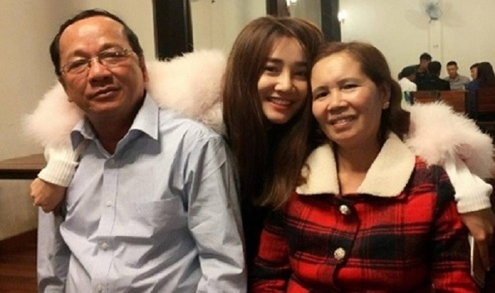 Nữ diễn viên "Tuổi thanh xuân" bên cạnh bố mẹ. Nữ diễn viên "Tuổi thanh xuân" bên cạnh bố mẹ.
