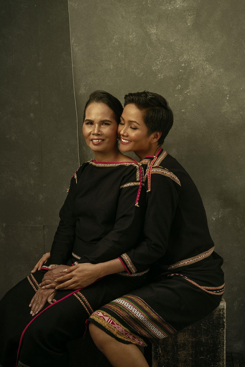 Tình yêu của tôi, nguồn cảm hứng của tôi, mẹ của tôi", là những ngôn từ xúc động của người đẹp Ê Đê nhân dịp Ngày của Mẹ.