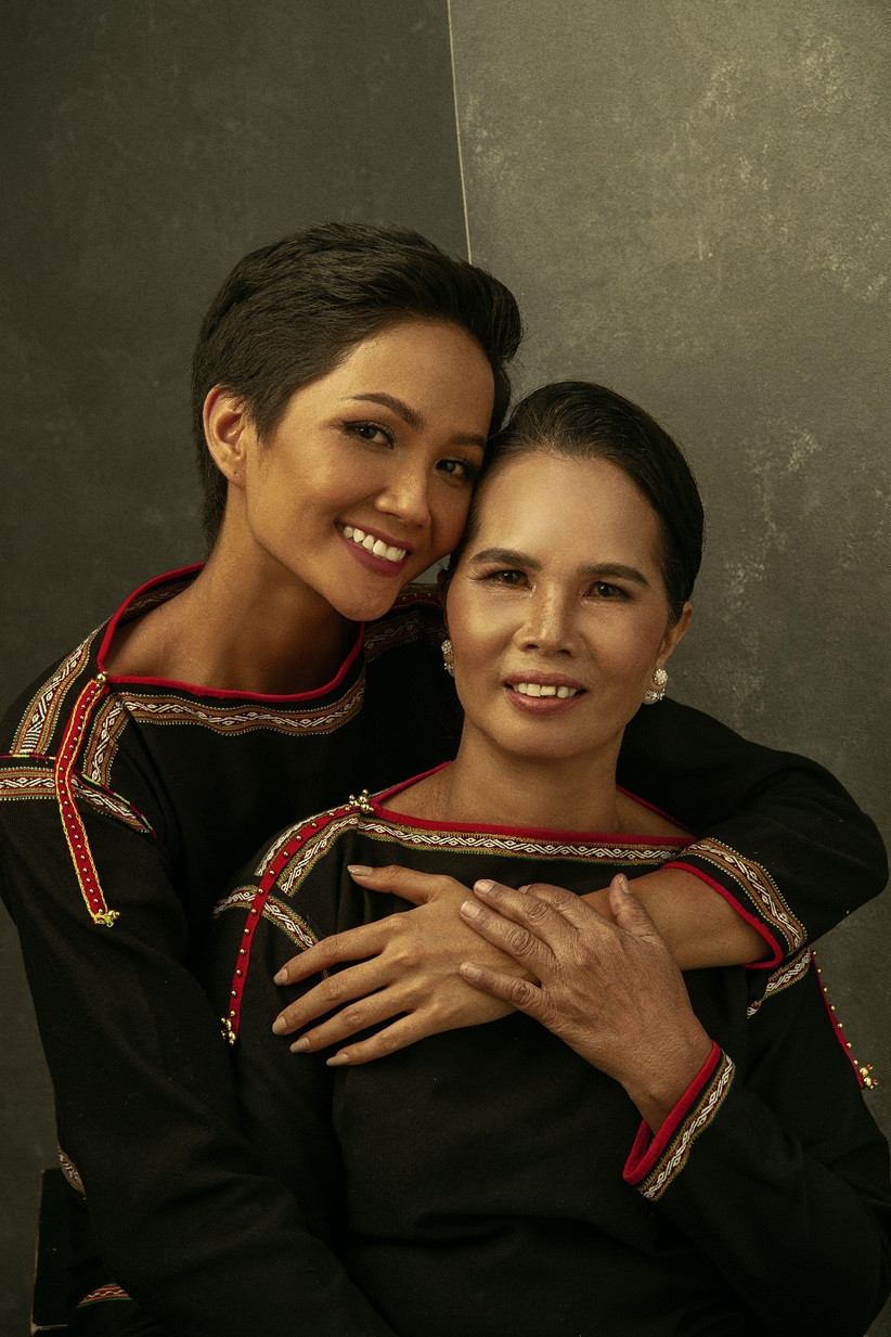 Khoảnh khắc ấm áp tình mẫu tử của H"Hen Niê và người mẹ buôn làng.