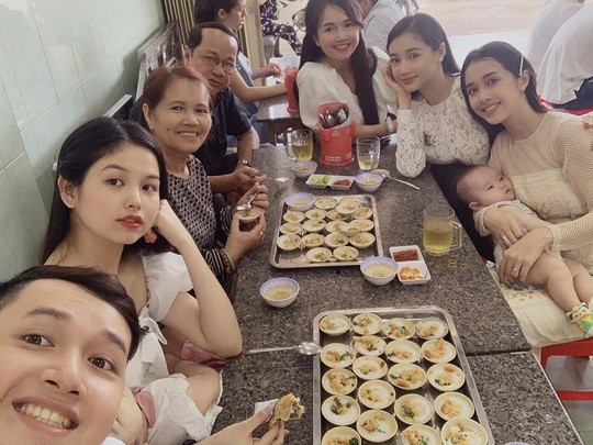 Nhã Phương cùng các chị em trong nhà về quê nhà Đăk Lăk để thăm bố mẹ sau thời gian dài bận rộn. Nhã Phương cùng các chị em trong nhà về quê nhà Đăk Lăk để thăm bố mẹ sau thời gian dài bận rộn.