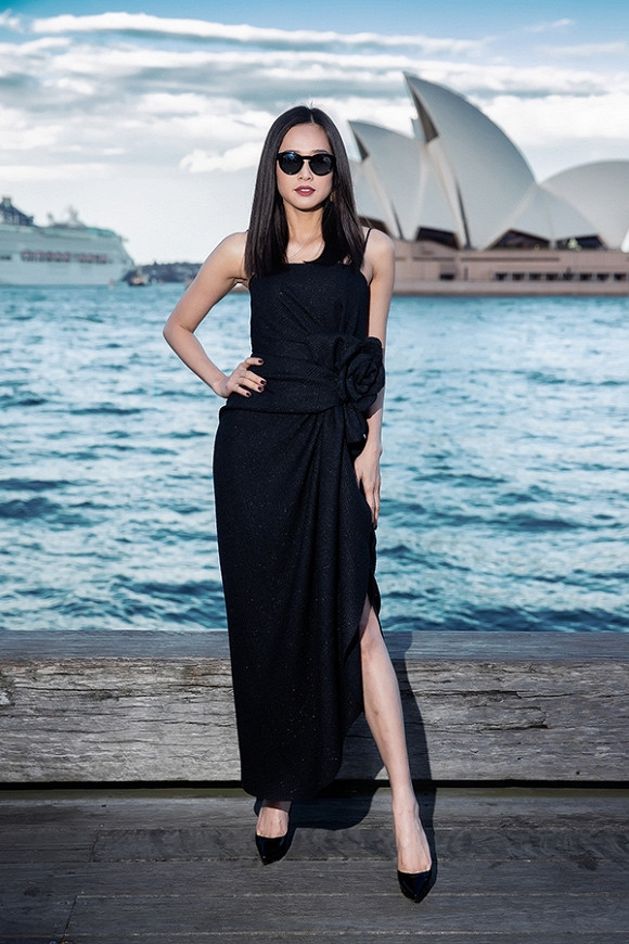 Hoa hậu Phụ nữ Việt Nam qua ảnh 2006 Dương Mỹ Linh diện thiết kế bất đối xứng với với điểm nhấn là những đường gấp và hoạ tiết hoa 3D to ở thắt eo. Giày, mắt kính và hoa tai được người đẹp chọn đi kèm trang phục có thiết kế tối giản.