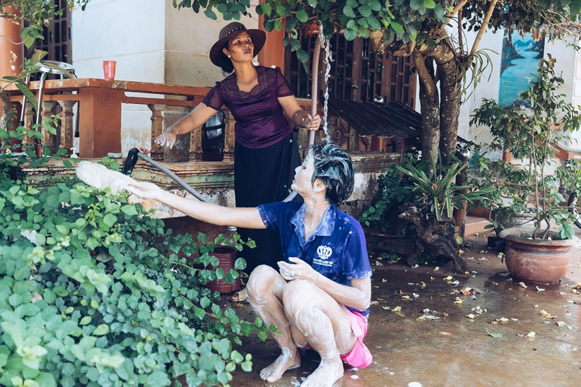 H"Hen Niê chia sẻ, lúc nhỏ cô rất thích được mẹ tắm cho, sau này lớn lên không còn dịp được nũng nịu với mẹ như thế này nữa. Vì thế cô đã “năn nỉ” mẹ cho mình một lần được sống lại cảm giác xưa.