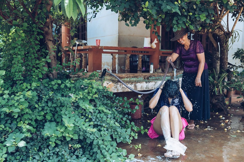 Cô liên tục cười vui và nghịch ngợm dưới dòng nước.