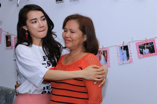 Nhã Phương và mẹ. Nhã Phương và mẹ.