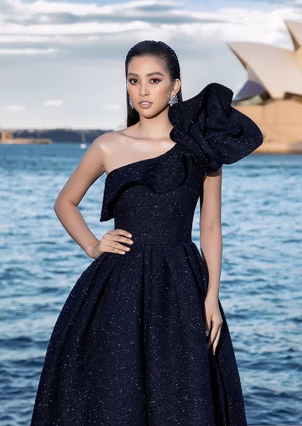 Tiểu Vy mang đến sự quyến rũ, sang trọng với kiểu tóc chải ngược, đánh phồng cùng màu môi nude phủ bóng thời thượng.